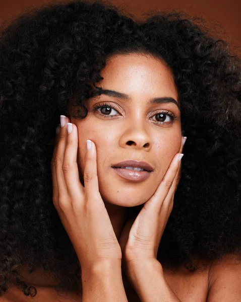 Retrato Belleza Cabello Natural Mujer Negra Estudio Con Rostro Maquillaje — Foto de Stock