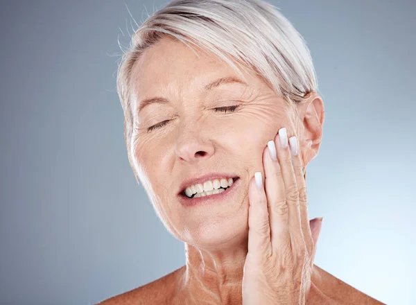 Oudere Vrouw Hand Glimlach Voor Huidverzorging Cosmetica Vochtinbrengende Crème Tegen — Stockfoto