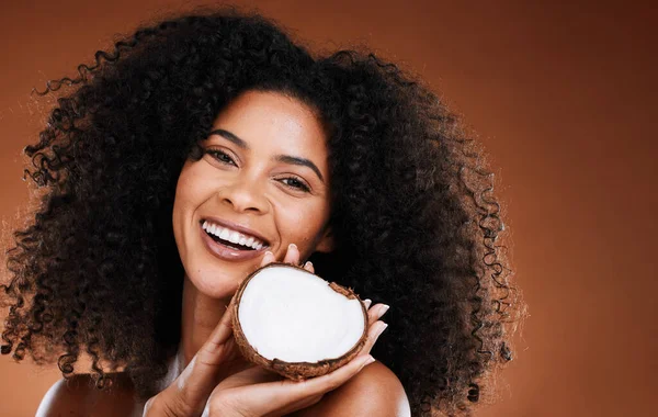 Haar Model Beautyportret Met Kokosnoot Voor Natuurlijke Krullende Haarverzorging Cosmetische — Stockfoto