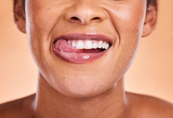 口や歯科ケア 化粧品やスタジオの背景に対する手術のための歯で笑顔 女性は 医療歯 口腔または歯茎ケアの健康と治療のための満足して笑顔 — ストック写真