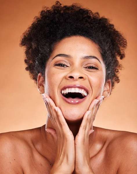 Mulher Negra Beleza Satisfação Alegria Por Cuidados Com Pele Maquiagem — Fotografia de Stock