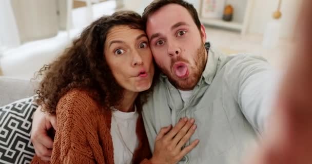 Selfie Ontspannen Paar Bank Samen Met Grappige Gekke Komische Gezicht — Stockvideo