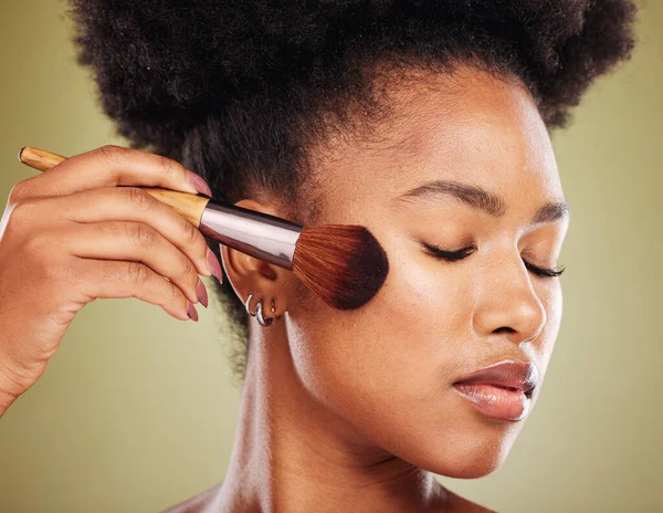Beleza Mulher Negra Com Maquiagem Escova Cosméticos Produto Face Closeup — Fotografia de Stock