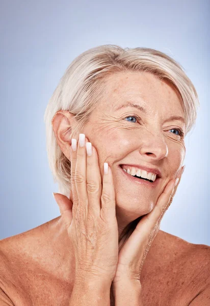 女性的瘦弱 思维和老脸 带着自然化妆品 健康和皮肤科治疗的微笑 灰色工作室里的皱纹 快乐和成熟的自我爱抚皮肤模型 — 图库照片