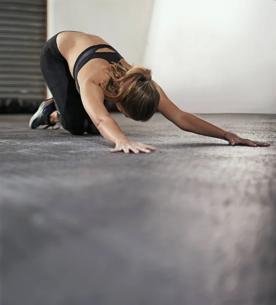 Strek Haar Spieren Uit Een Jonge Vrouw Doet Stretching Oefeningen — Stockfoto