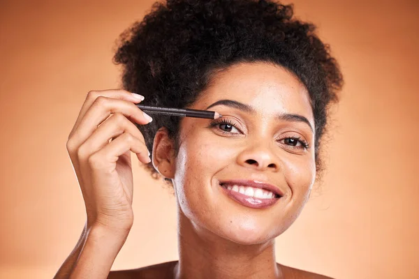 Eyeliner Schoonheid Portret Van Een Zwarte Vrouw Die Een Cosmetische — Stockfoto