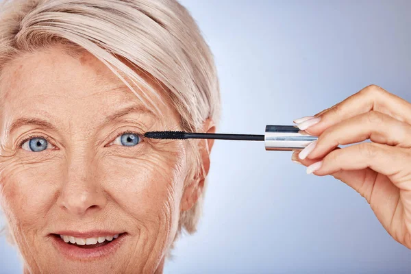 用于眼部 皮肤护理或健康的肖像 化妆品和老年女性睫毛膏 具有蓝色工作室背景的自然美 化妆品 成熟的女士或有睫毛 微笑和自信的老年女性 — 图库照片