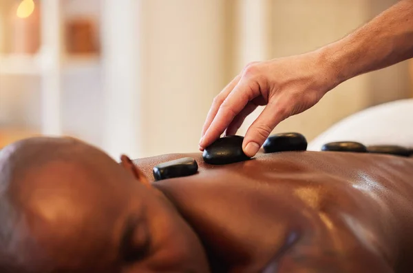 Massage Terapi Och Het Sten För Wellness Och Svart Man — Stockfoto