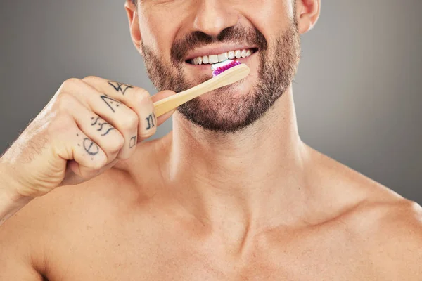 Человек Рот Зубная Щетка Стоматологической Помощи Гигиены Здоровья Щеткой Сером — стоковое фото