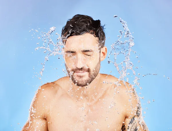 Voda Stříkající Sprcha Muž Čištění Péče Pleť Mytí Těla Obličeje — Stock fotografie