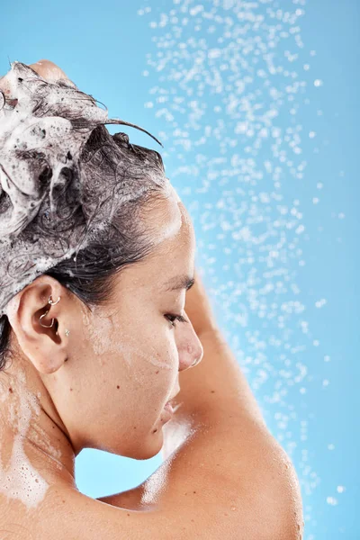 美容美发 洗发水和洗发水中的女性为护理健康 健康和化妆品的蓝色背景 用工作室广告或营销模型的水清洗保健 卫生和身体 — 图库照片