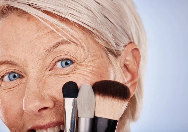 Maquillage Cosmétiques Visage Une Femme Âgée Avec Des Pinceaux Sur — Photo