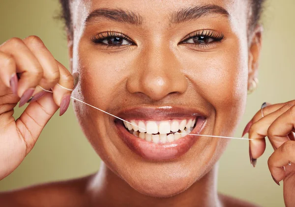 Svart Kvinna Tänder Och Leende För Tandtråd Hudvård Eller Kosmetisk — Stockfoto