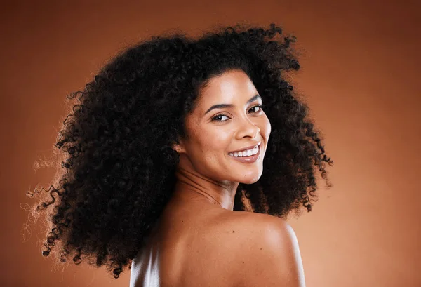 Kręcone Włosy Czarna Kobieta Naturalna Pielęgnacja Skóry Piękno Makijaż Świecące — Zdjęcie stockowe