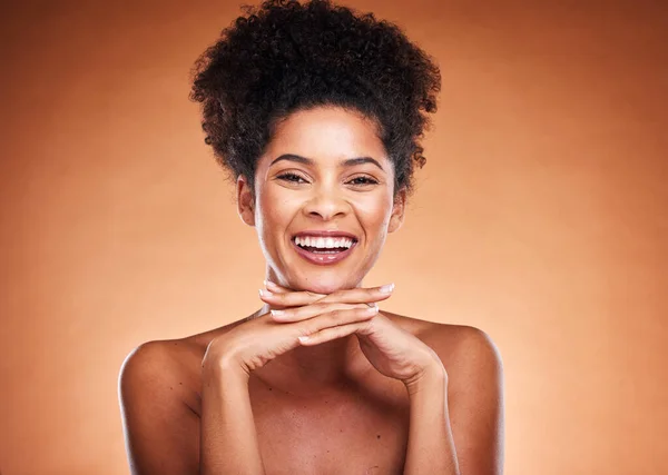 黑人女性 非洲裔或护肤人士在医疗健康 皮肤科或美容科的成功中 在工作室背景下容光焕发 肖像画 微笑或快乐的美型 自然的发型或手部美发 — 图库照片