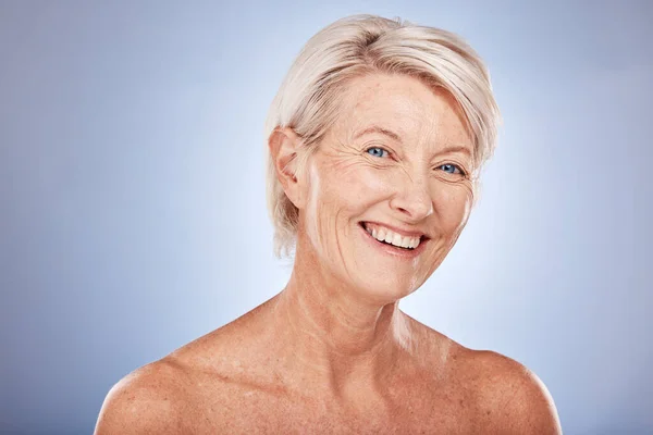 肖像画 皮肤护理和抗衰老与一个成熟的女人在工作室灰色背景的自然美护理 高级女性假扮为一种护肤产品的面部 化妆品和健康 — 图库照片