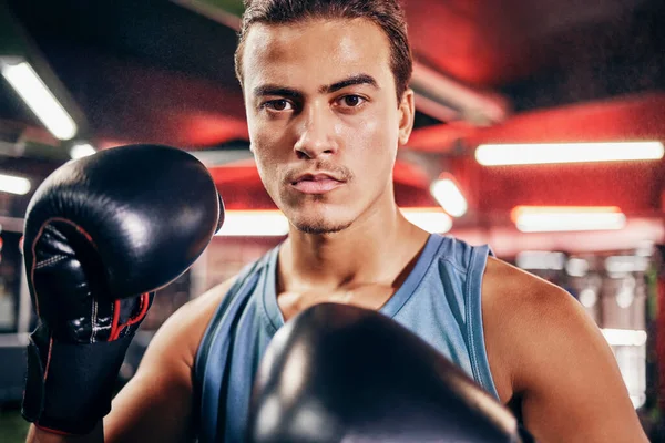 Fitness Guantes Boxeo Retrato Atleta Entrenando Para Combate Competición Deportes —  Fotos de Stock