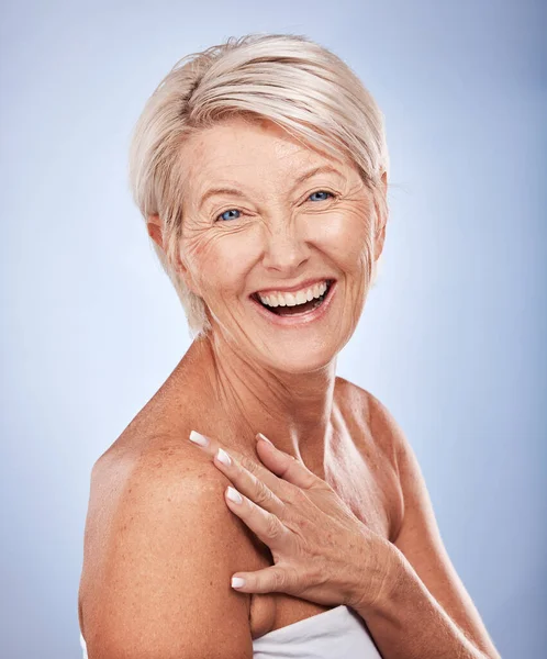Portret Twarzy Pielęgnacja Skóry Starsza Kobieta Studiu Odizolowana Niebieskim Tle — Zdjęcie stockowe