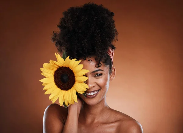 Schoonheid Huidverzorging Portret Van Model Met Zonnebloem Voor Gezondheid Wellness — Stockfoto