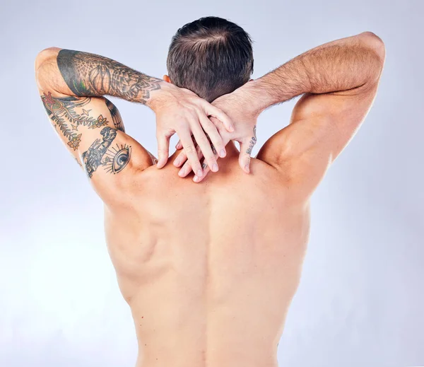 Pielęgnacja Ciała Wellness Widok Tyłu Mężczyzny Studio Mięśniami Tatuażami Dopasowanym — Zdjęcie stockowe