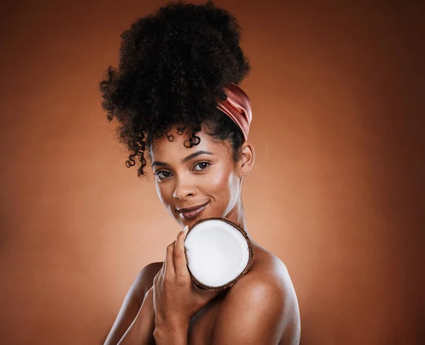 Vrouw Kokosnoot Fruit Body Skincare Gloeien Studio Achtergrond Voor Organische — Stockfoto