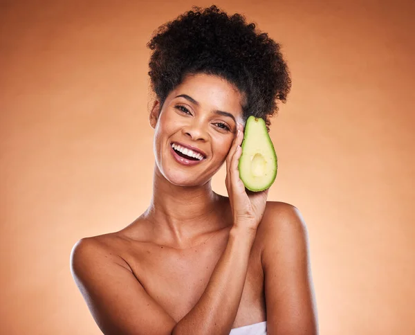 Schoonheid Huidverzorging Zwarte Vrouw Met Avocado Cosmetica Gezondheid Wellness Product — Stockfoto