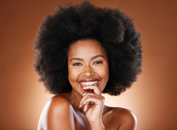 Vrolijke Zwarte Vrouw Haarverzorging Met Glimlach Huidverzorging Met Afro Gloed — Stockfoto