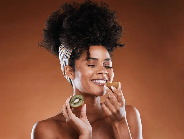 Huidverzorging Schoonheid Zwarte Vrouw Met Een Kiwi Studio Voor Natuurlijke — Stockfoto