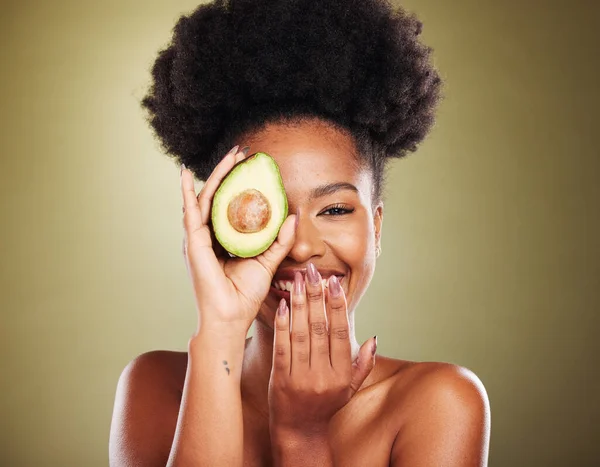 Zwarte Vrouw Lachende Avocado Huidverzorging Groene Studio Achtergrond Voor Gezondheidszorg — Stockfoto