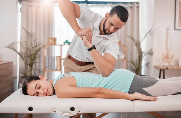 Chiropraticien Massage Physiothérapie Pour Muscle Dorsal Avec Une Patiente Consulter — Photo