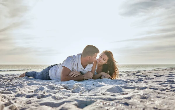 カップル 愛と日没 夏の休暇中にビーチで一緒に砂の上でリラックスして旅行 幸福と自由の屋外 海からの信頼と支援との健全な結婚で男と女 — ストック写真