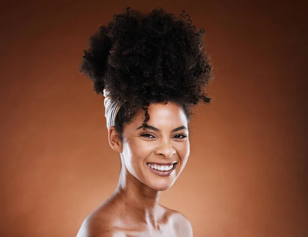 Svart Kvinna Afro Hår Och Kosmetisk Studio Med Leende Ansiktet — Stockfoto