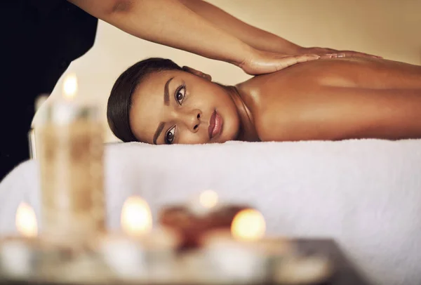 Livet Fullbordat Ung Kvinna Får Massage Spa — Stockfoto