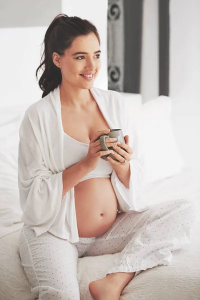 Velká Radost Cestě Těhotná Žena Relaxující Nápojem Doma — Stock fotografie