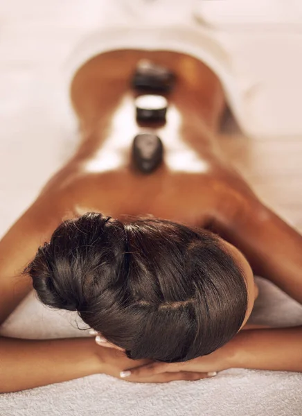 Hot Stone Healing High Angle Shot Young Woman Enjoying Some — Stock Photo, Image