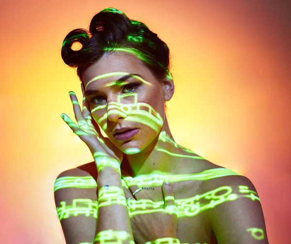 Neon Kolorowe Światła Makijaż Kobieta Studio Dla Kreatywnych Kosmetyków Moda — Zdjęcie stockowe