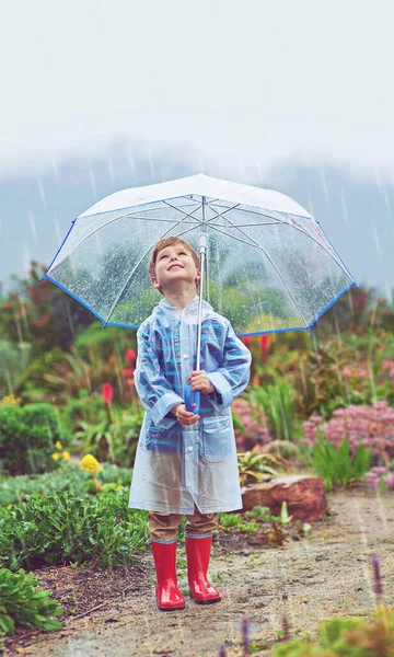 Мій Сад Любить Дощ Повнометражний Знімок Молодого Хлопчика Стоїть Надворі — стокове фото