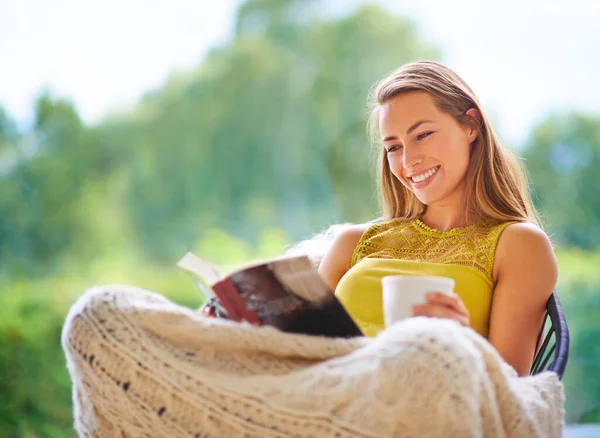 Allt Blir Bättre Med Kaffe Ung Kvinna Läser Bok Hemma — Stockfoto