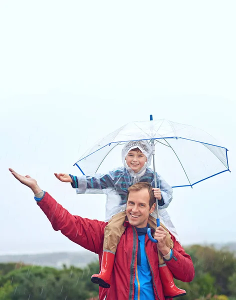 Βροχερός Καιρός Είναι Αγαπημένος Μας Καιρός Ένας Πατέρας Κουβαλάει Γιο — Φωτογραφία Αρχείου