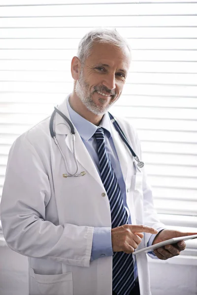 让我们控制一下你的健康 用数码平板电脑刻画一个成熟男医生的肖像 — 图库照片
