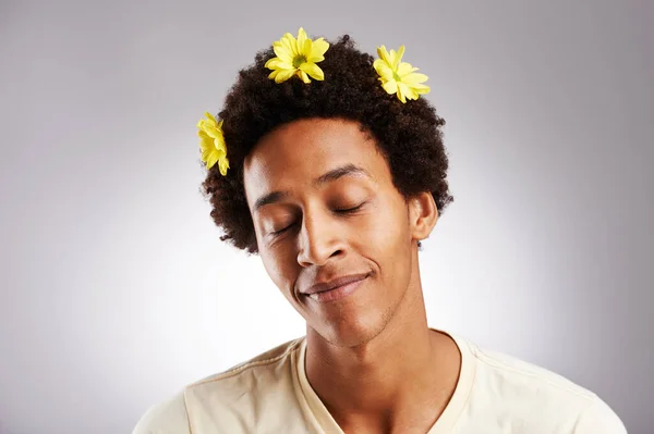Strahlen Positive Vibes Aus Ein Junger Mann Mit Blumen Haar — Stockfoto