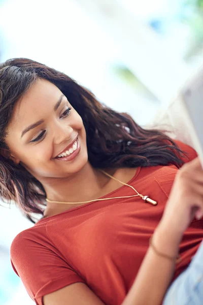 Passar Algum Tempo Online Uma Jovem Mulher Usando Seu Tablet — Fotografia de Stock