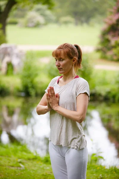Bra För Kropp Och Själ Kvinna Som Utövar Yoga Park — Stockfoto