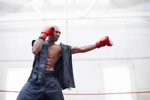 Człowiek Ćwiczący Ringu Muskularny Afroamerykanin Ćwiczący Ringu — Zdjęcie stockowe