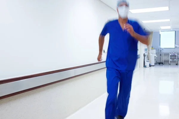 彼は急がなければならない 病院の廊下を走る医者 — ストック写真