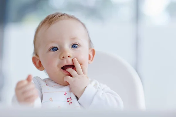 发痒的牙齿剪下了一个可爱的男婴的照片 他嘴里衔着一个手指 — 图库照片