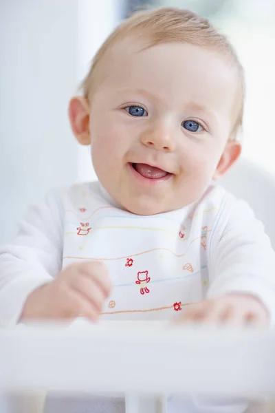 Lach Uit Een Schattige Baby Jongen Glimlachen Terwijl Zitten Zijn — Stockfoto