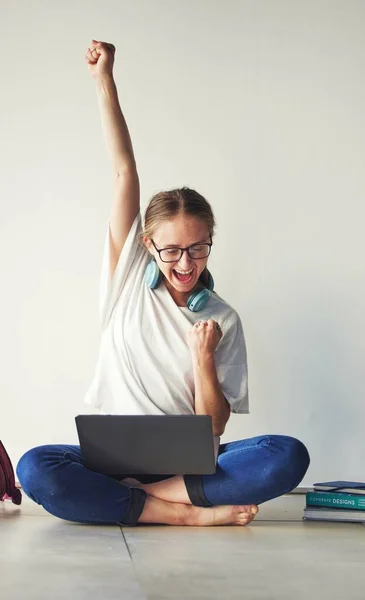 Ноутбук Схвильований Жінка Святкуванні Перемоги Онлайн Грі Інтернеті Технологіями Комп — стокове фото