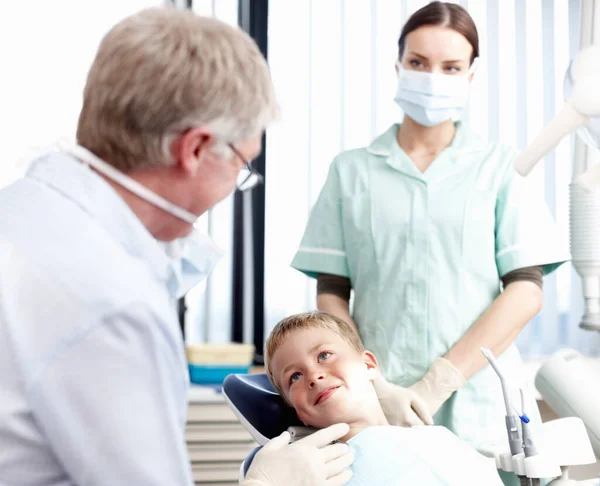 Dentista Trabalho Retrato Dentista Falando Com Seu Jovem Paciente Escritório — Fotografia de Stock