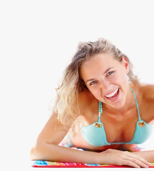 Gülümseyen Genç Bikinili Kadın Beyazlara Karşı Güneş Banyosu Yapıyor Bikinili — Stok fotoğraf